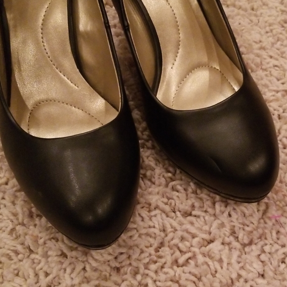 Bandolino Black Shoes. Sz 9 - Picture 2 of 6